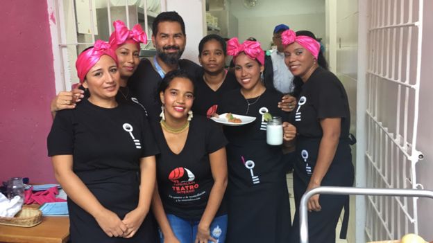 Trabajadoras de Interno con el actor colombiano Juan Sebastián Aragón.