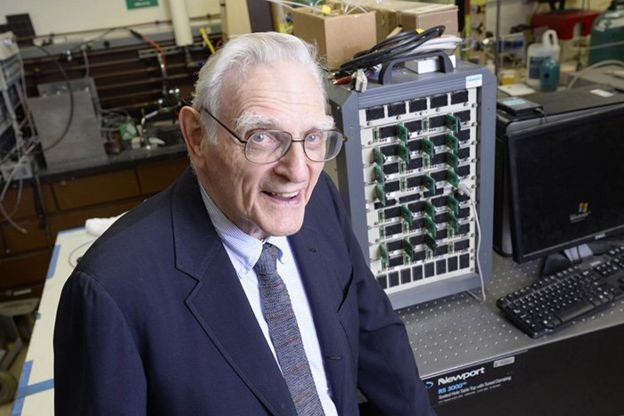 John Goodenough, người đứng sau chiếc pin lithium-ion, trong phòng thí nghiệm vào năm 2015.