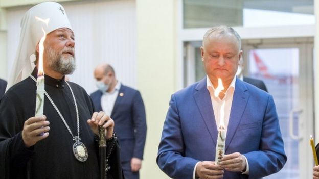 Президент Молдови Ігор Додон (праворуч) вважає, що не згадувати у молитвах можна лише політиків, які голосували за рівність ЛГБТ-спільноти