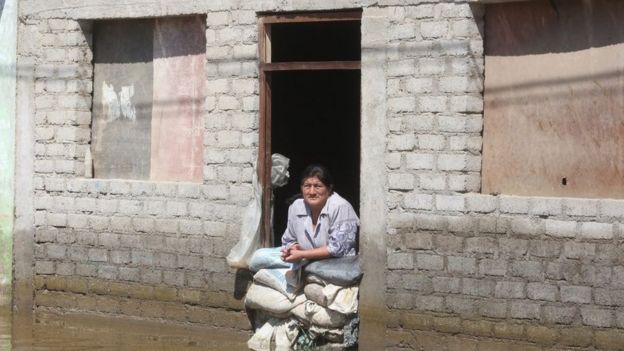 Mujer en calle inundada