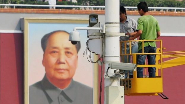 Trabajadores instalan cámaras de vigilancia en Pekín