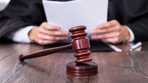 قاض في قاعة المحمة