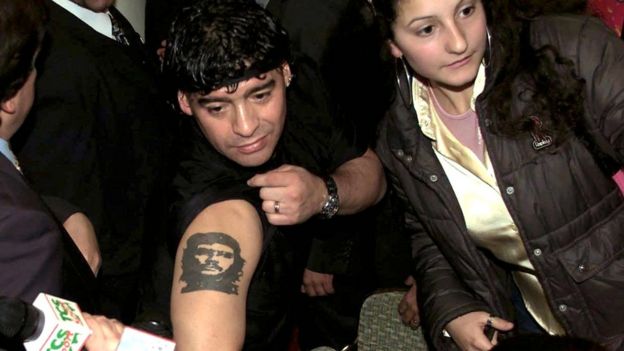 2001年，马拉多纳在记者会上显示自己手臂上的纹身。