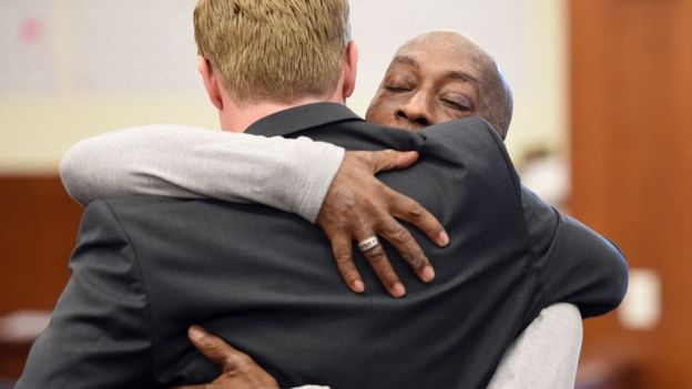El abogado Brent Wisner abraza a su cliente Dewayne Johnson.