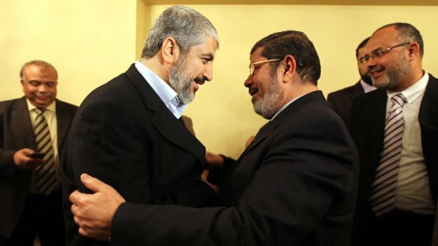 Hamas leader Khaled Meshaal (L) meets Egyptian President Mohammed Morsi in Cairo on 21 January 2012