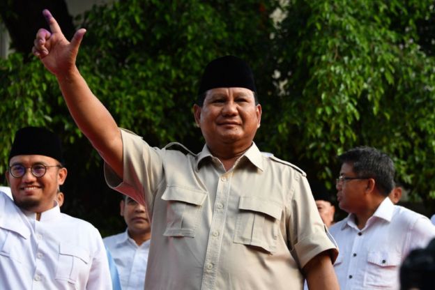  Calon presiden Prabowo Subianto di hadapan massa pendukungnya usai sejumlah lembaga survei mengumumkan hasil perhitungan cepatnya. 