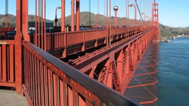 La barrera contra suicidios en el Golden Gate