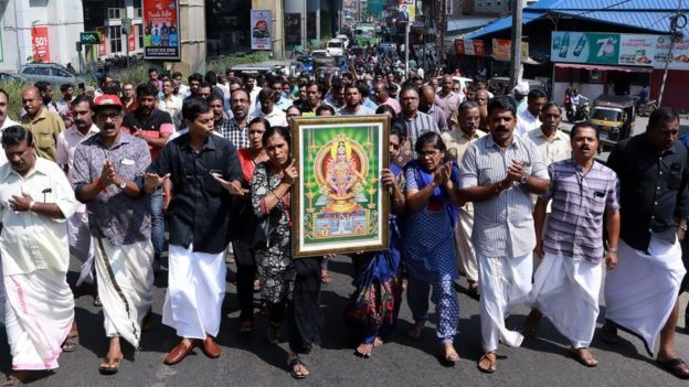 Manifestantes na Índia exibem foto da divindade hindu Ayyappa em protesto após a entrada de duas mulheres no templo Sabarimala, em Kochi, no sul do estado de Kerala, em 2 de janeiro de 2019