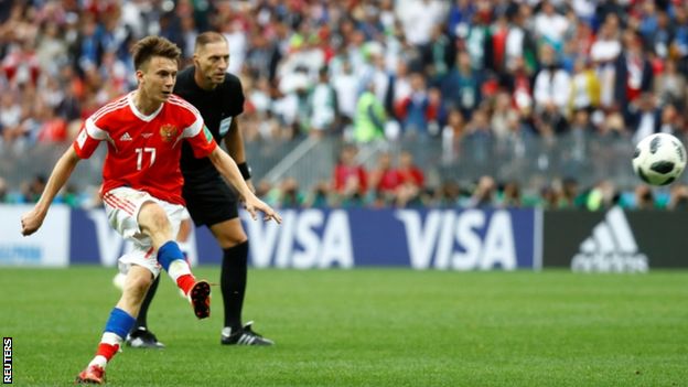 Aleksandr Golovin in action for Russia at the 2018 World Cup