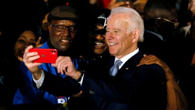 Joe Biden se toma un selfie con votantes en Carolina del Sur.