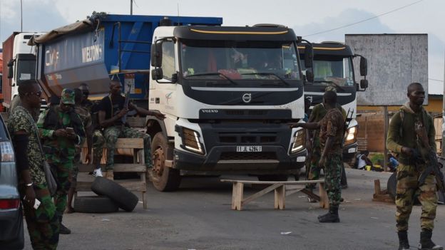 العصيان العسكري في ساحل العاج يمتد إلى مدينة ثالثة _96059358_mediaitem96059357