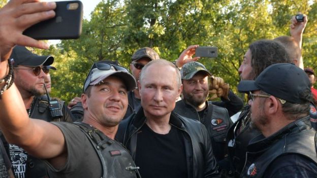 بوتين اثناء التقاط صورة مع فريق سباقات الدرجات النارية