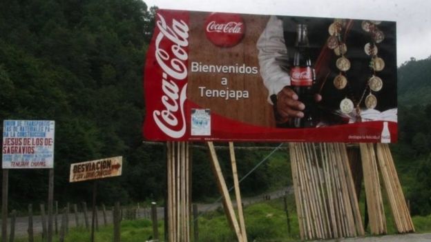 Cartel de Coca-Cola en entrada a Tenejapa