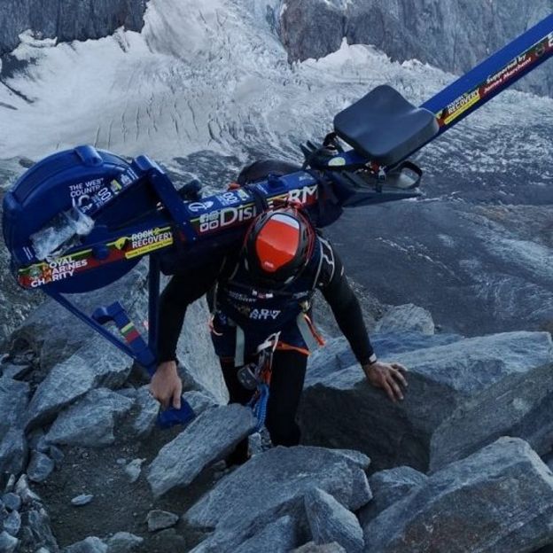 Matthew Disney escala una montaña con una máquina de remo.