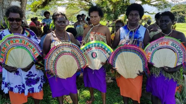 mujeres de bougainville en ceremonia de reconciliación
