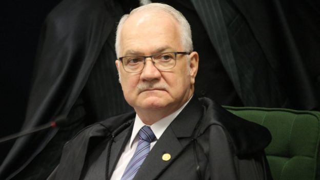 De toga e sentado, Fachin olha para o lado