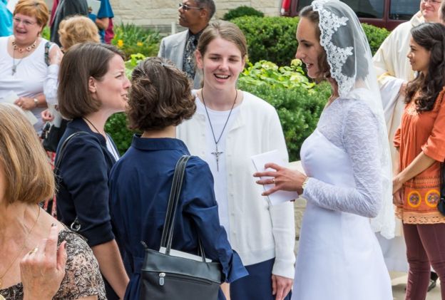 Consegración de Jessica Hayes. Foto de Today’s Catholic/Joe Romie