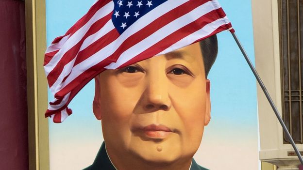 毛泽东像与美国国旗