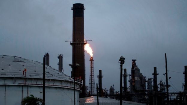 Una refinería de Houston echando fuego por una chimenea luego del paso del huracán