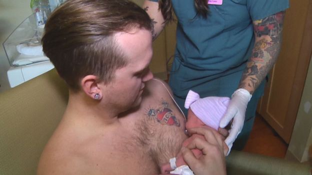 பிறந்த மகளுக்கு தன் மார்பில் பாலூட்டிய தந்தை