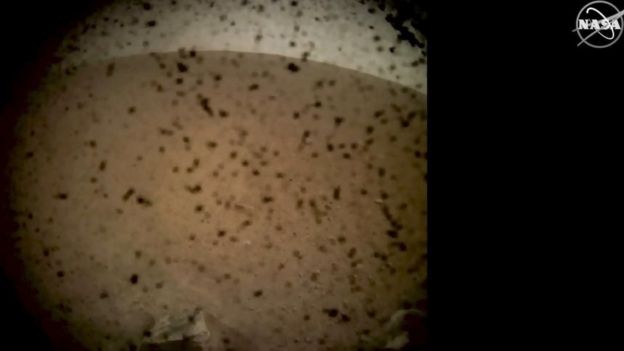 Poco después de aterrizar sobre la superficie de Marte, la sonda Insight envió su primera imagen desde ese planeta.