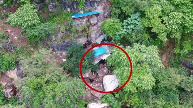 Imagem aérea da entrada da caverna