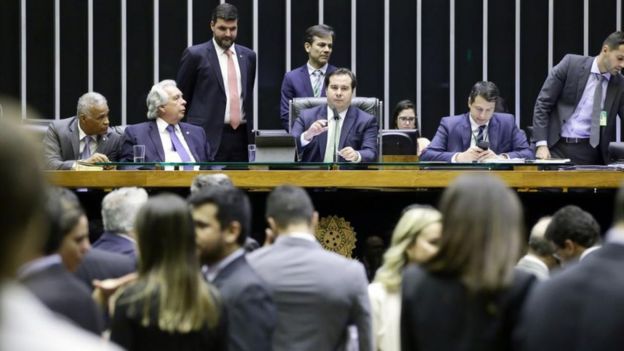Sessão do Plenário da Câmara no dia 2 de abril, quando Maia criticou emendas feitas a projeto de lei que anistia partidos que cometeram infrações eleitorais