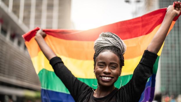 Mulher em SP com bandeira do movimento LGBT