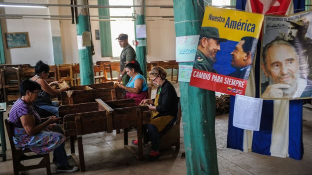 Un cartel de Fdel Castro y Hugo Chávez en un negocio de La Habana