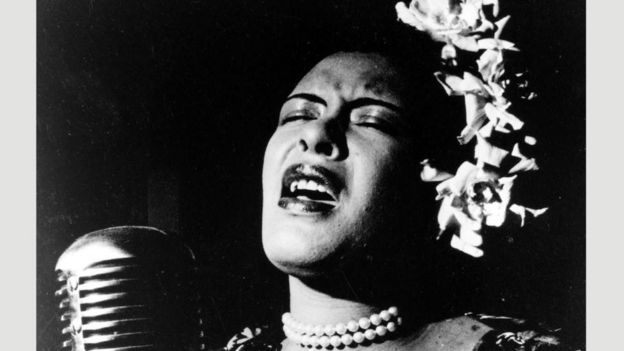 A cantora de jazz americana Billie Holiday