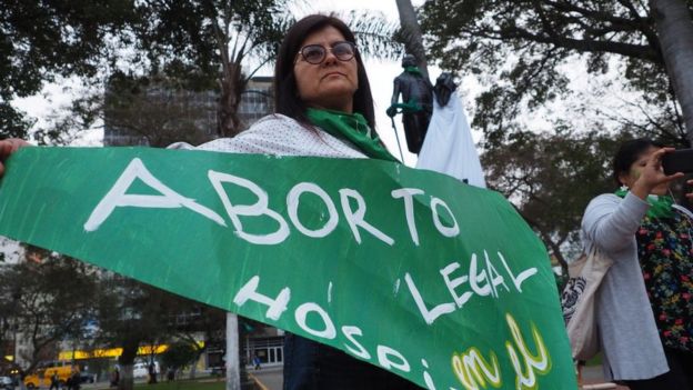 Mulher com faixa de "aborto legal"