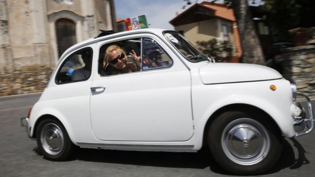 ஃபியட் 500 காரின் 60வது பிறந்தநாளை உற்சாகமாக கொண்டாடும் கார் ஆர்வலர்கள்