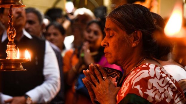 மகரவிளக்கு வழிபாடு செய்யும் கேரளப் பெண் ஒருவர்.