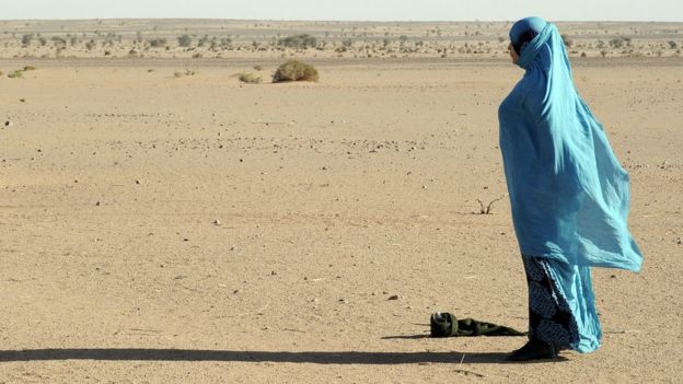 Mujer en medio de un desierto