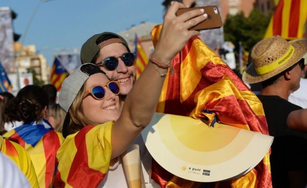 Simpatizantes con banderas catalanas