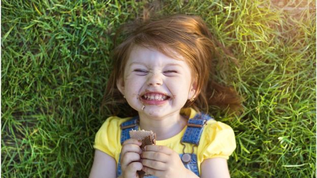 Niña comiendo una galleta