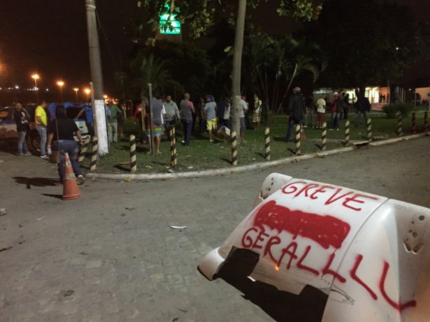 Caminhoneiros em protesto na frente de refinaria da Petrobras, no Rio