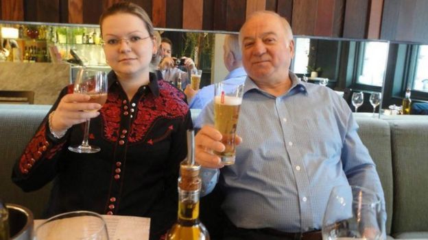 Sergei Skripal(kulia) na binti yake bado wapo mahututi hospitalini