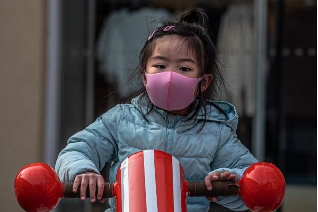 Pekin'de bir alışveriş merkezinin bahçesinde oyun oynayan küçük kız