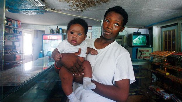 Una mujer pobre en Mississippi con un bebé.