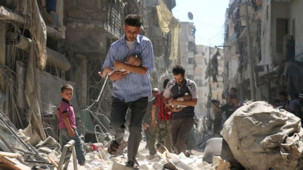 غیر نظامیان در ویرانه‌های حلب