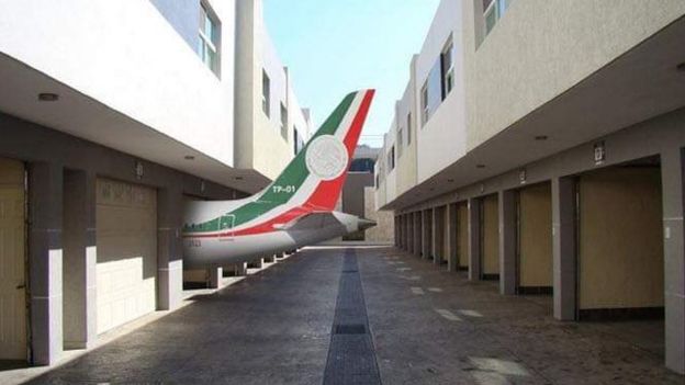 Meme do avião presidencial em um prédio