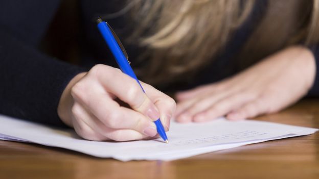 Mujer escribiendo a mano.