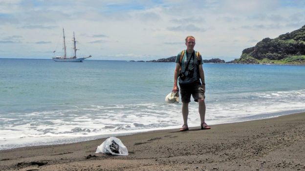 Dan Slayback en la nueva isla en el Pacífico