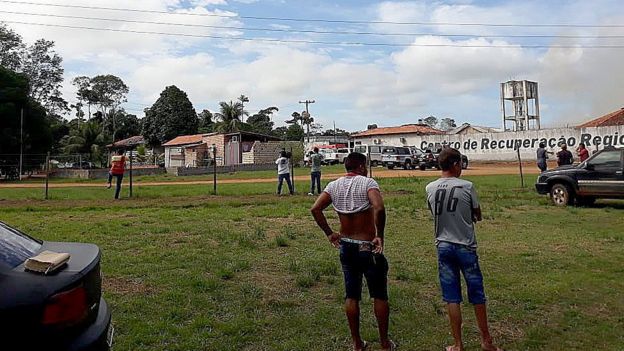 Pessoas na frente do presídio onde mais de 50 pessoas forma mortas no Pará
