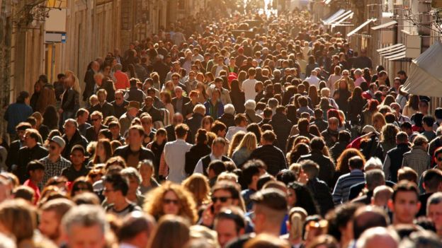 Calle llena de turistas.