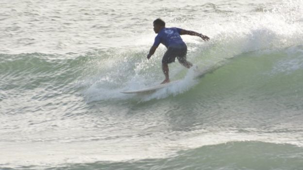 சர்ஃபிங் படகுடன் மூர்த்தி