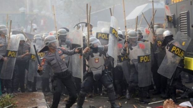 Polisi ihanganye n'abigaragambya