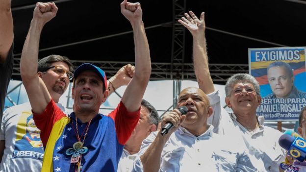 El secretario ejecutivo de la MUD, Jesús Torrealba, junto a otros dirigentes de la oposición.