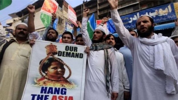 ஆசியா பீபிவியின் மரண தண்டனையை ரத்து செய்து விடுதலை செய்த பின்னர், நாட்டை முடக்கும் அளவில் பெரும் போராட்டங்கள் நடைபெற்றன.